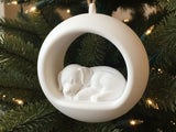 Runde Weihnachtskugel mit schlafendem Welpen