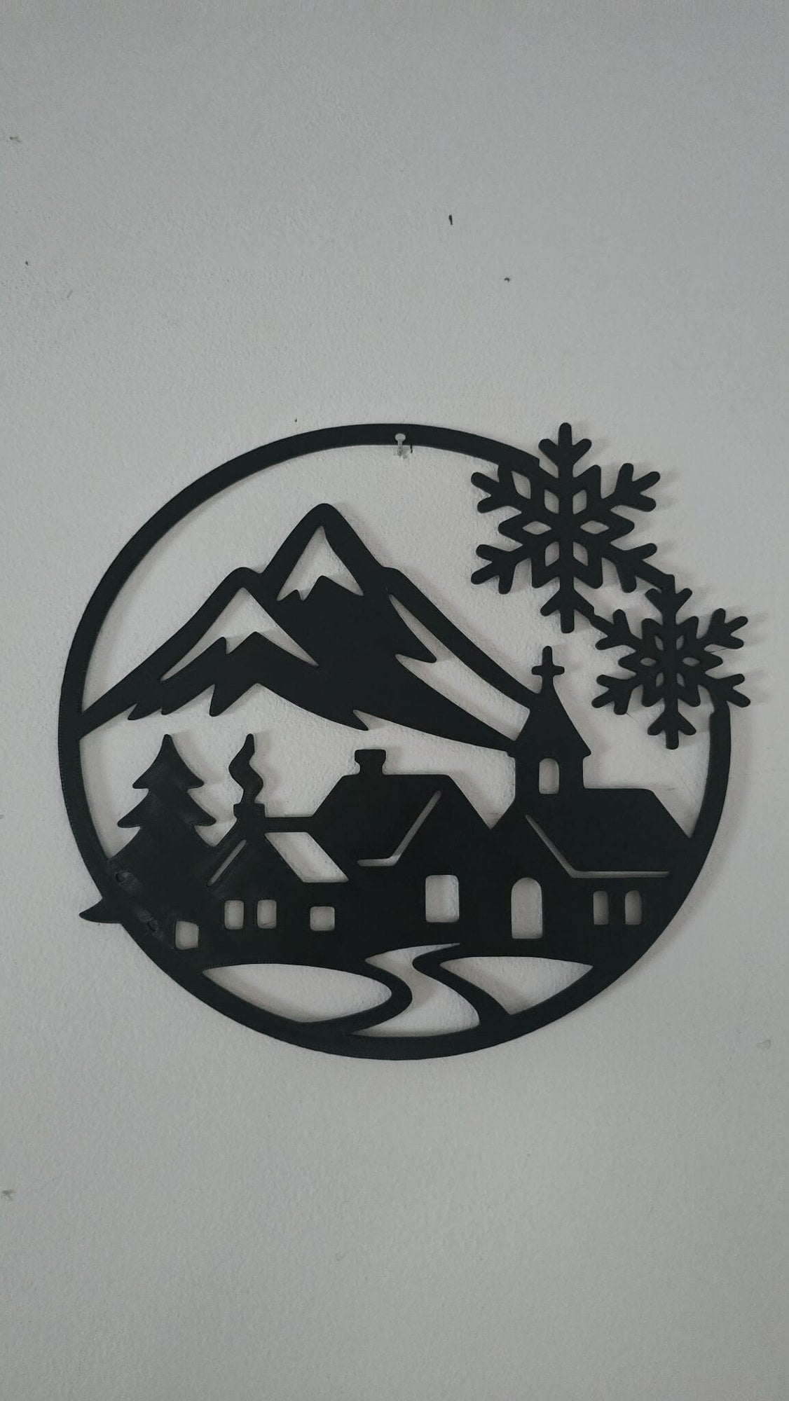 Silhouette eines Winterdorfs mit Kirche, Häusern und Tannen