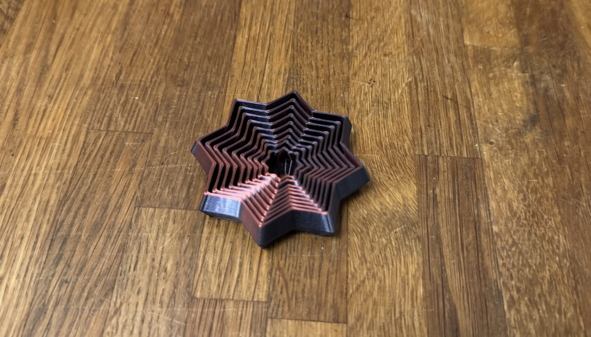 Weihnachtsstern, der auch als Fidget-Spielzeug dient