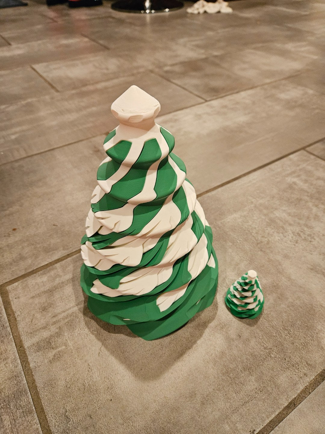 Spiral-Weihnachtsbaum-Fidget in Form von Schneeflocke und Tannenbaum