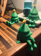 Kleine grüne Weihnachtsbaumfigur mit gelbem Stern