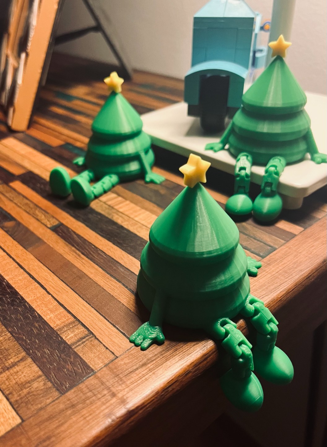 Kleine grüne Weihnachtsbaumfigur mit gelbem Stern