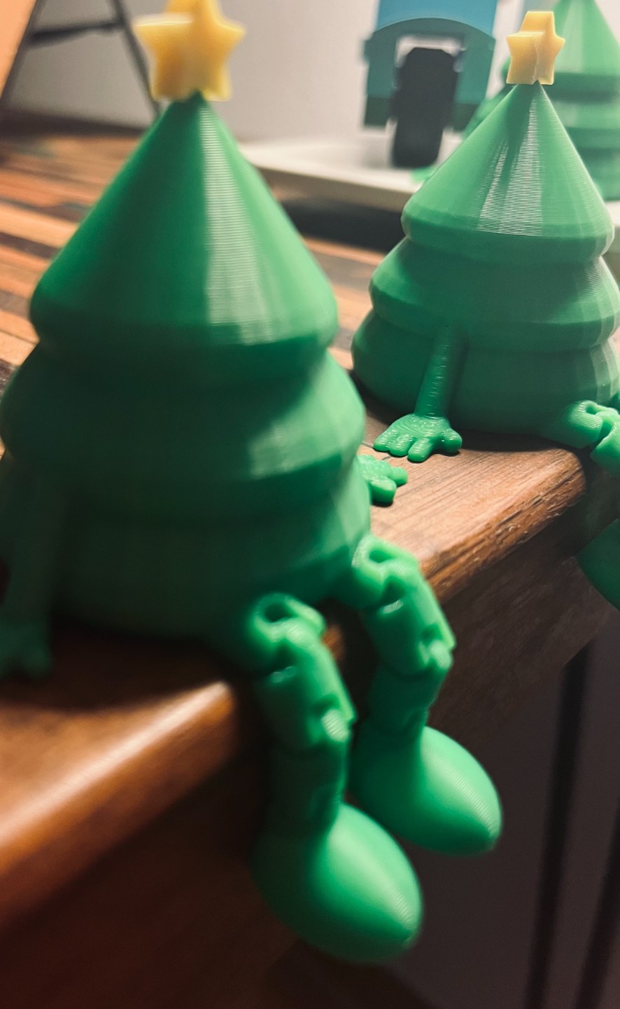 Kleine grüne Weihnachtsbaumfigur mit gelbem Stern