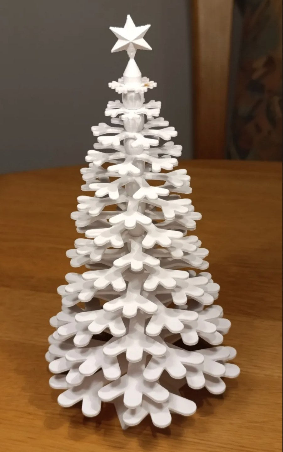Weihnachtsbaumfigur aus Schneeflocken mit Stern