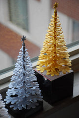 Weihnachtsbaumfigur aus Schneeflocken mit Stern