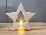 Weihnachtsbaum in einem sternförmigen Rahmen
