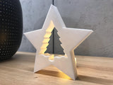 Weihnachtsbaum in einem sternförmigen Rahmen