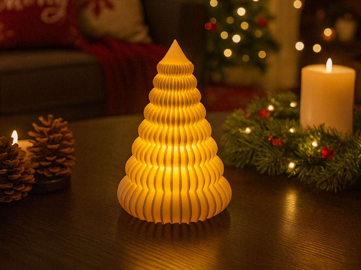 Geriffelter Weihnachtsbaum mit LED-Teelicht im Inneren