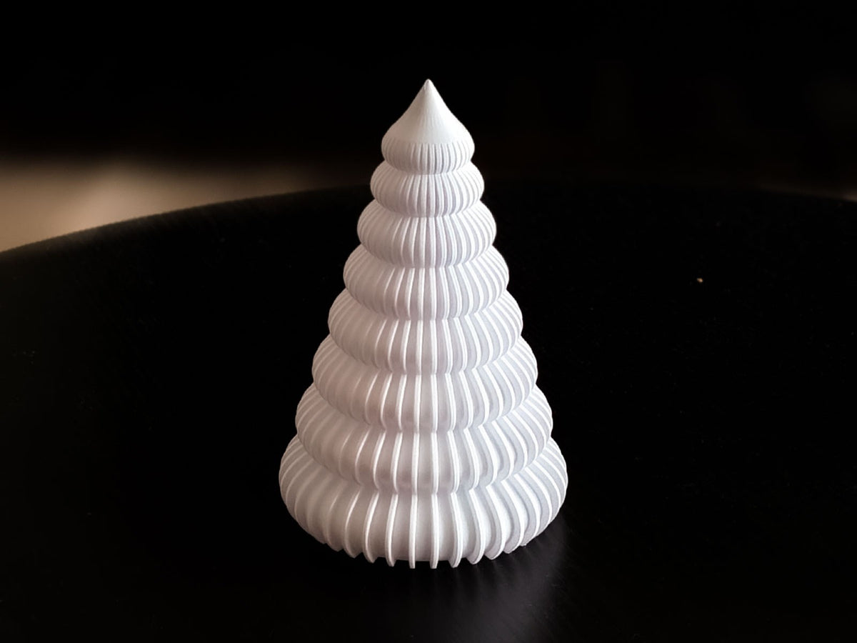 Geriffelter Weihnachtsbaum mit LED-Teelicht im Inneren