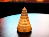 Geriffelter Weihnachtsbaum mit LED-Teelicht im Inneren
