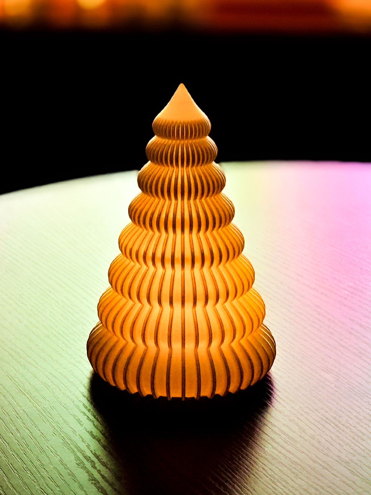 Geriffelter Weihnachtsbaum mit LED-Teelicht im Inneren