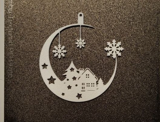 Christbaumschmuck mit Haus und Mond