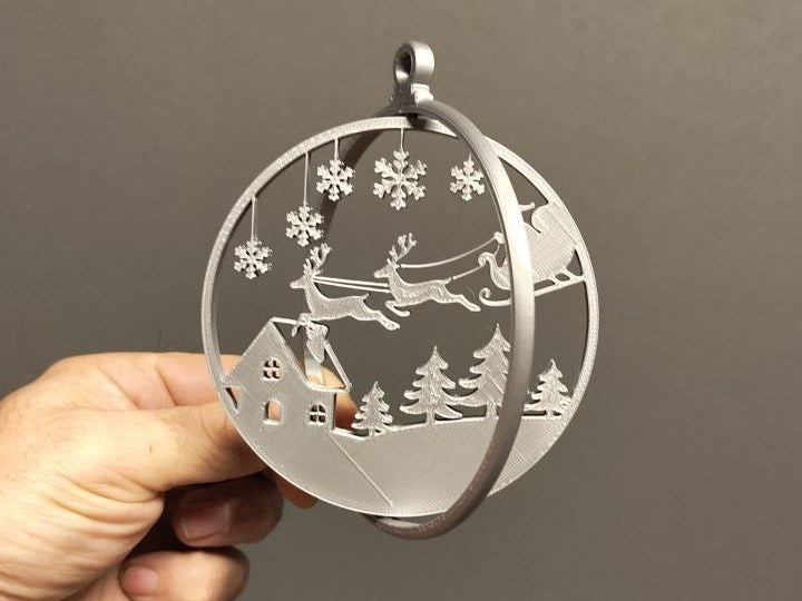 Christbaumschmuck mit dem Weihnachtsmann auf dem Weg