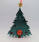 Weihnachtsbaumanhänger, der eine Schokokugel versteckt