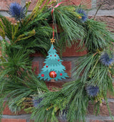 Weihnachtsbaumanhänger, der eine Schokokugel versteckt