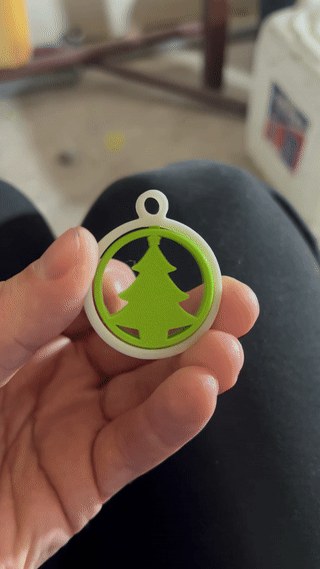Grüner Weihnachtsbaum in weißem Ring als Christbaumschmuck