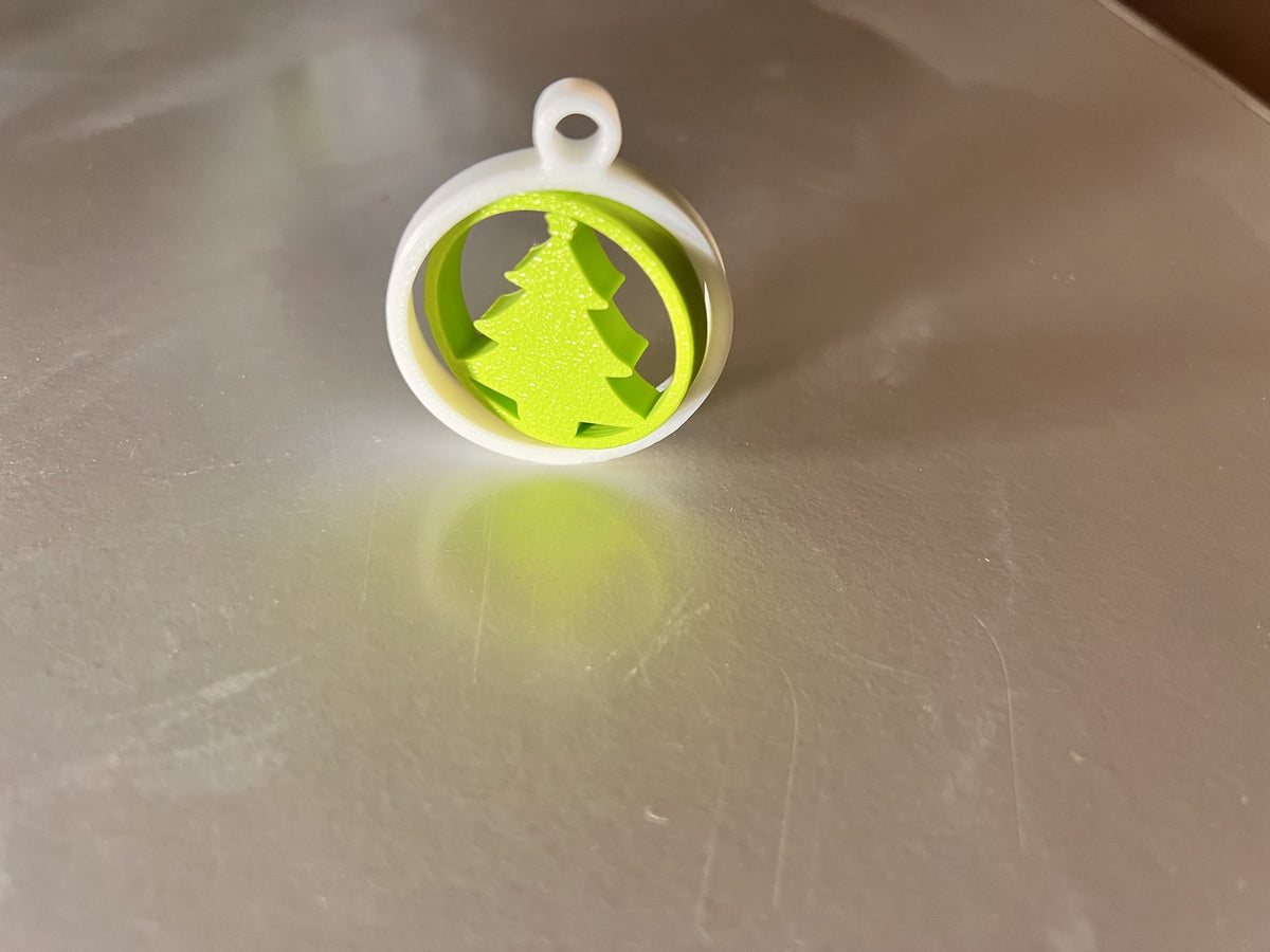Grüner Weihnachtsbaum in weißem Ring als Christbaumschmuck