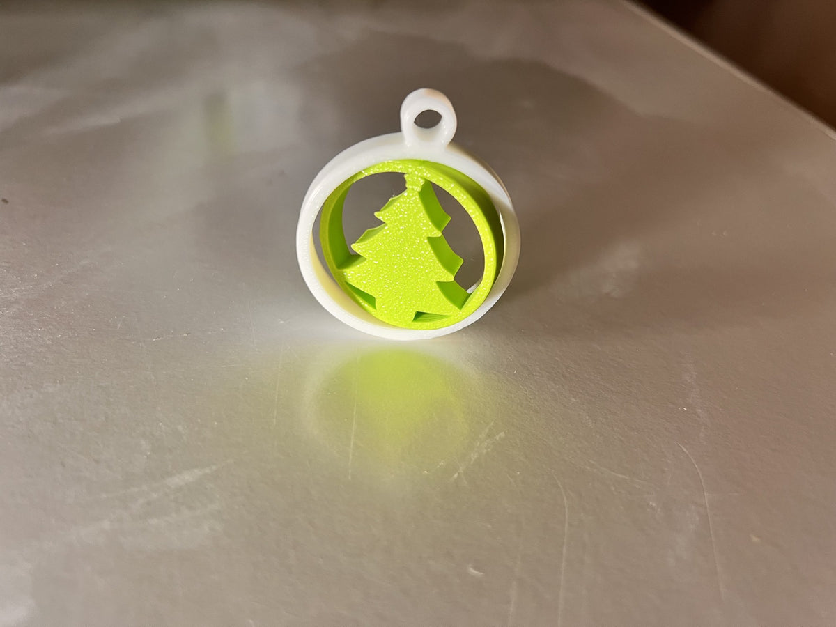 Grüner Weihnachtsbaum in weißem Ring als Christbaumschmuck
