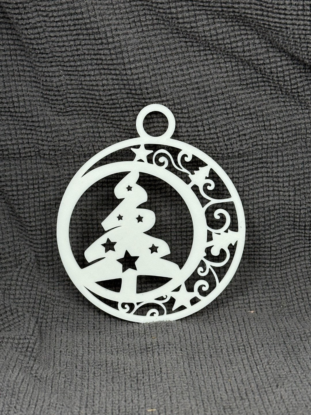 Runder Christbaumschmuck mit Tannenbaum und Sternen