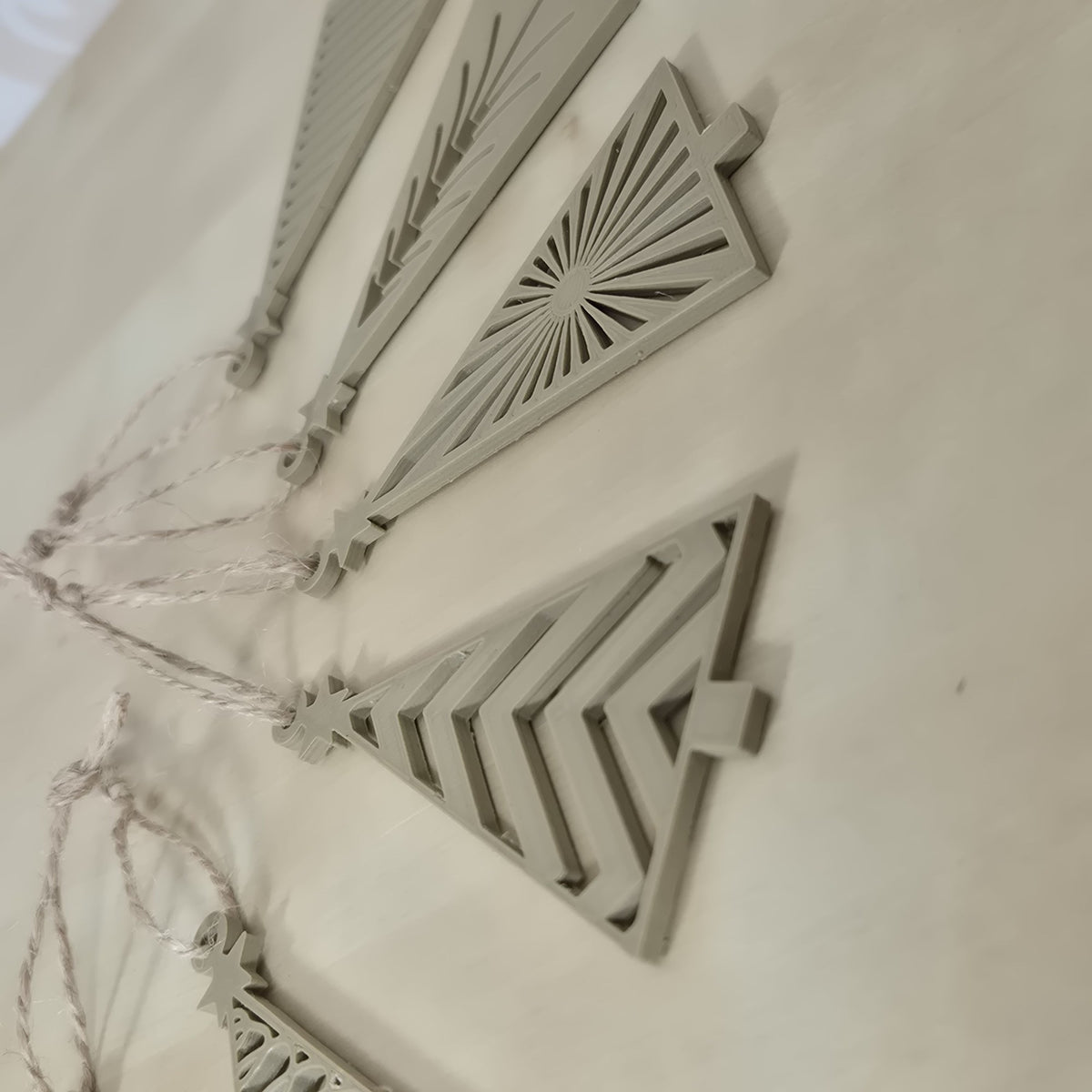 Moderner Christbaumschmuck – Set mit 6 geometrischen Bäumen
