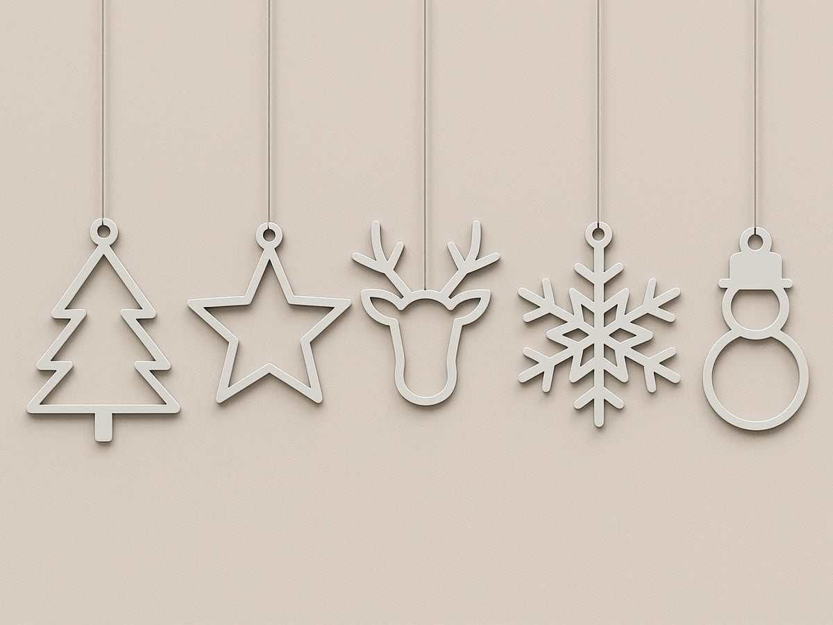 Set mit 5 flachen Weihnachtsanhängern: Tannenbaum, Stern, Rentier, Schneeflocke und Schneemann