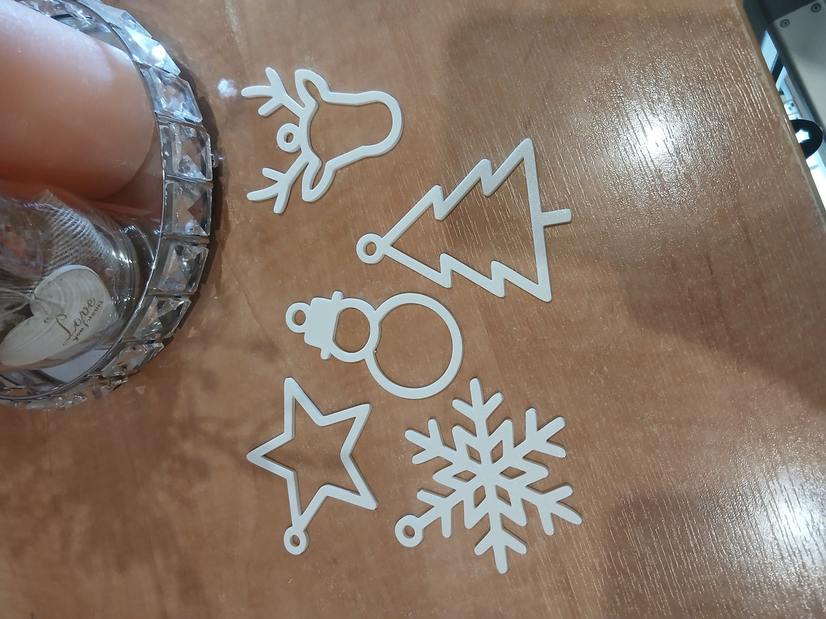 Set mit 5 flachen Weihnachtsanhängern: Tannenbaum, Stern, Rentier, Schneeflocke und Schneemann