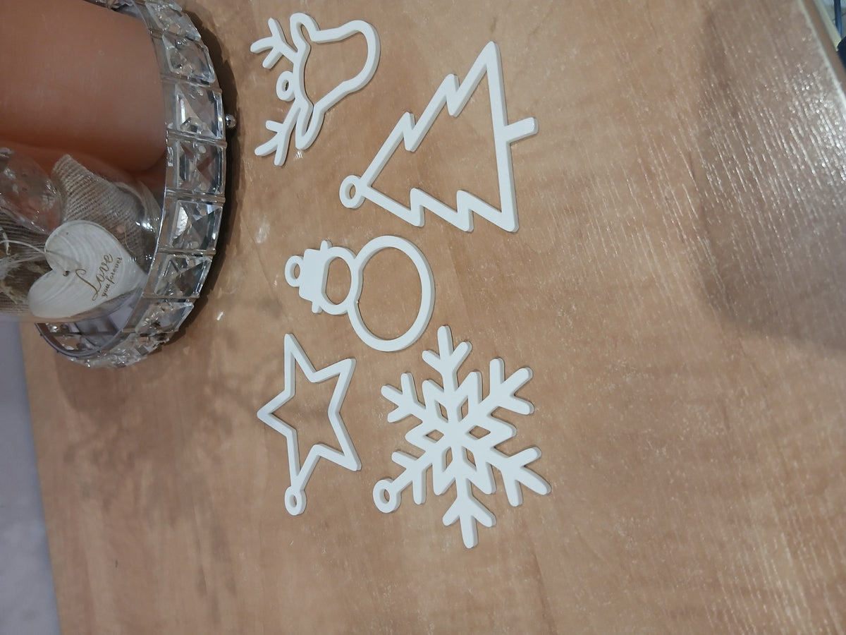 Set mit 5 flachen Weihnachtsanhängern: Tannenbaum, Stern, Rentier, Schneeflocke und Schneemann