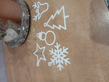 Set mit 5 flachen Weihnachtsanhängern: Tannenbaum, Stern, Rentier, Schneeflocke und Schneemann
