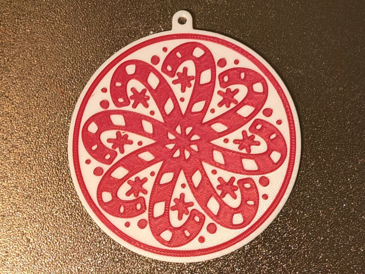 Runder Christbaumschmuck mit Zuckerstangen in Schneeflockenform