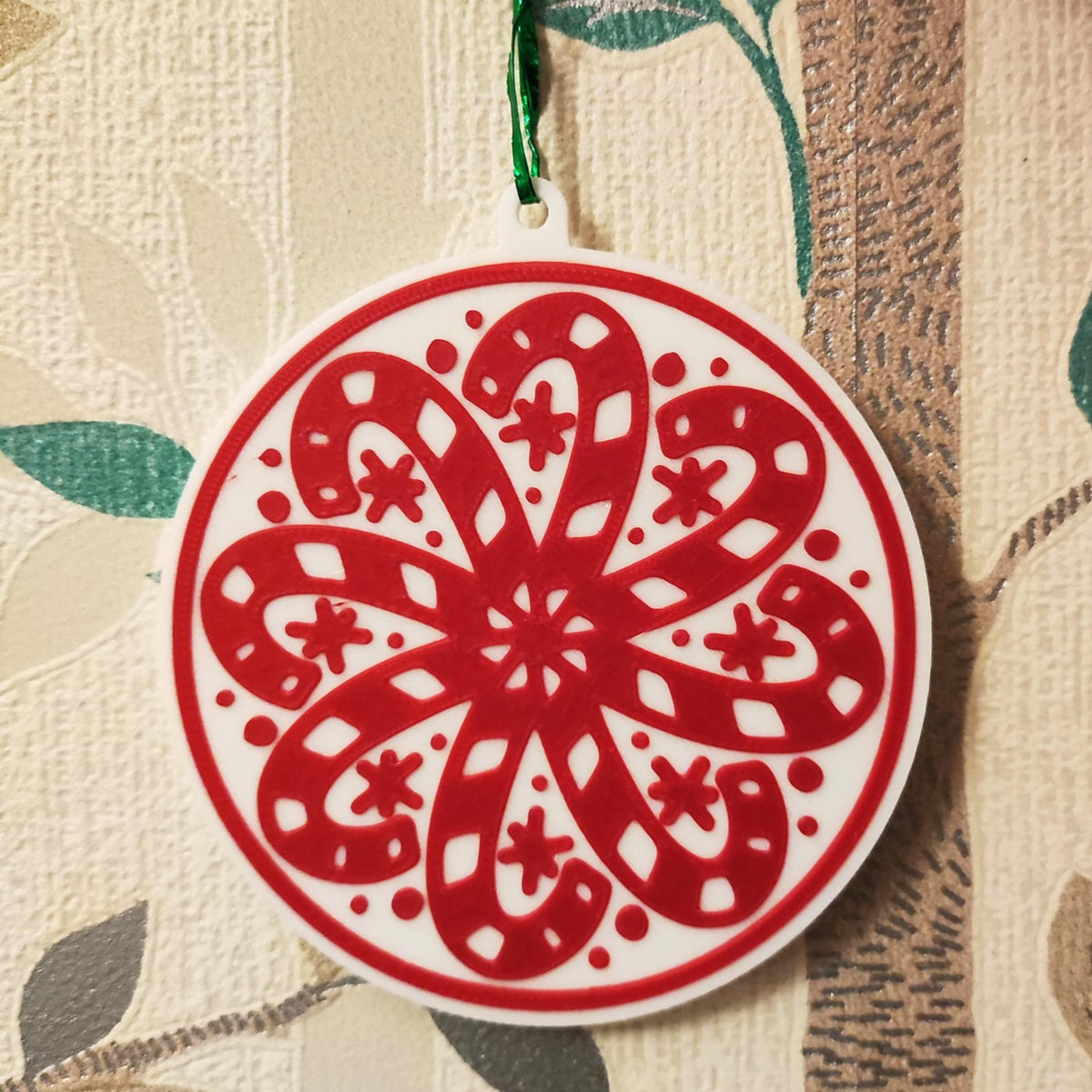 Runder Christbaumschmuck mit Zuckerstangen in Schneeflockenform