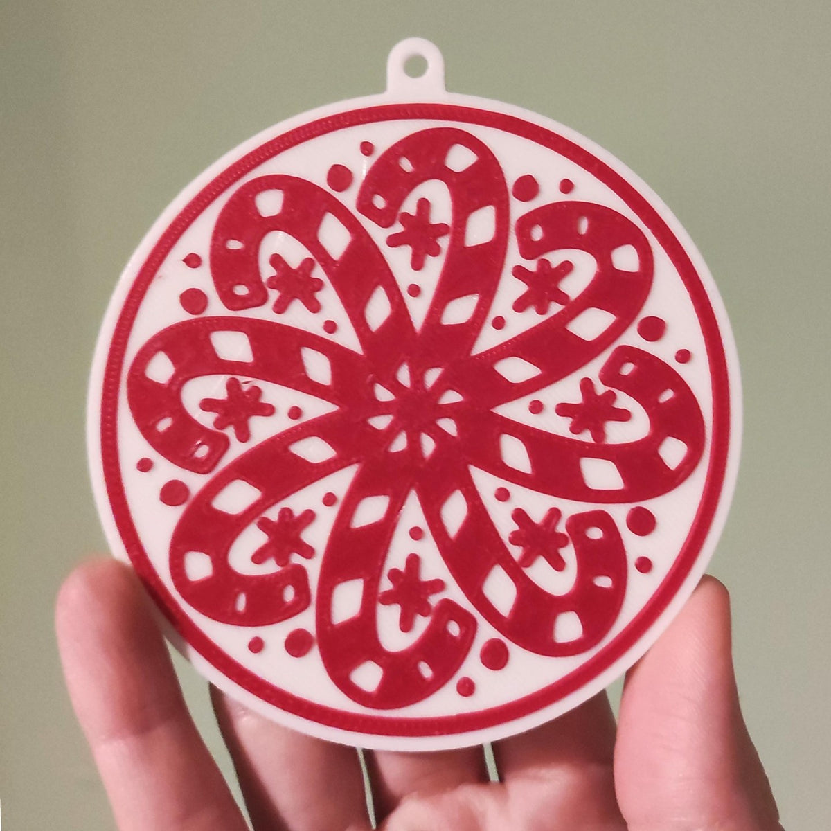 Runder Christbaumschmuck mit Zuckerstangen in Schneeflockenform