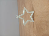 Minimalistischer Stern als Christbaumschmuck mit Aufhängeöse