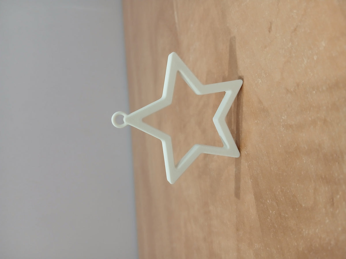 Minimalistischer Stern als Christbaumschmuck mit Aufhängeöse
