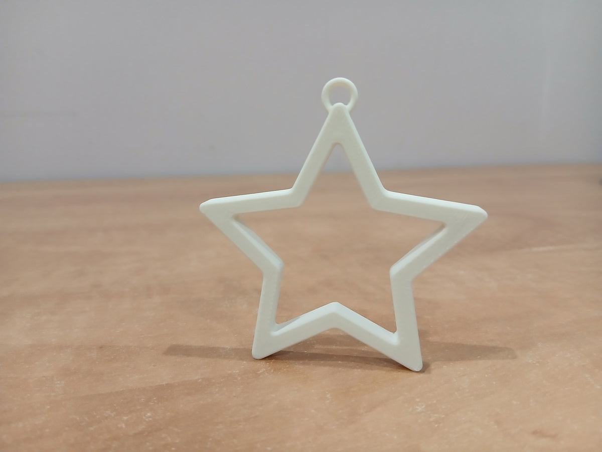 Minimalistischer Stern als Christbaumschmuck mit Aufhängeöse
