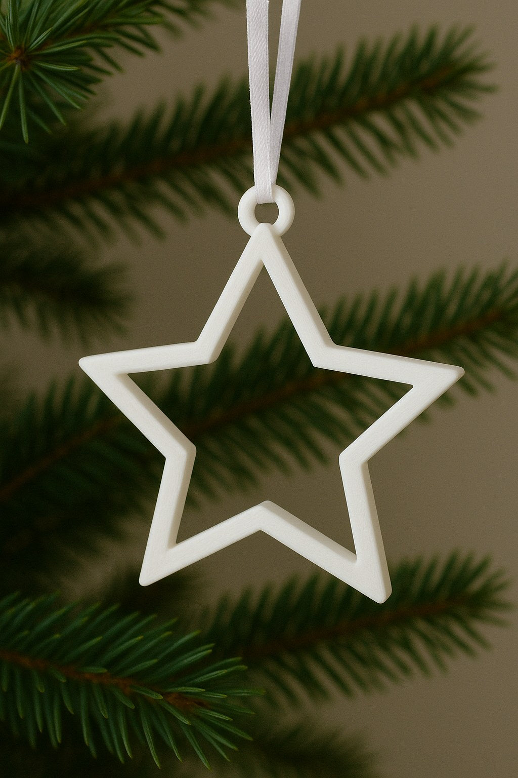 Minimalistischer Stern als Christbaumschmuck mit Aufhängeöse