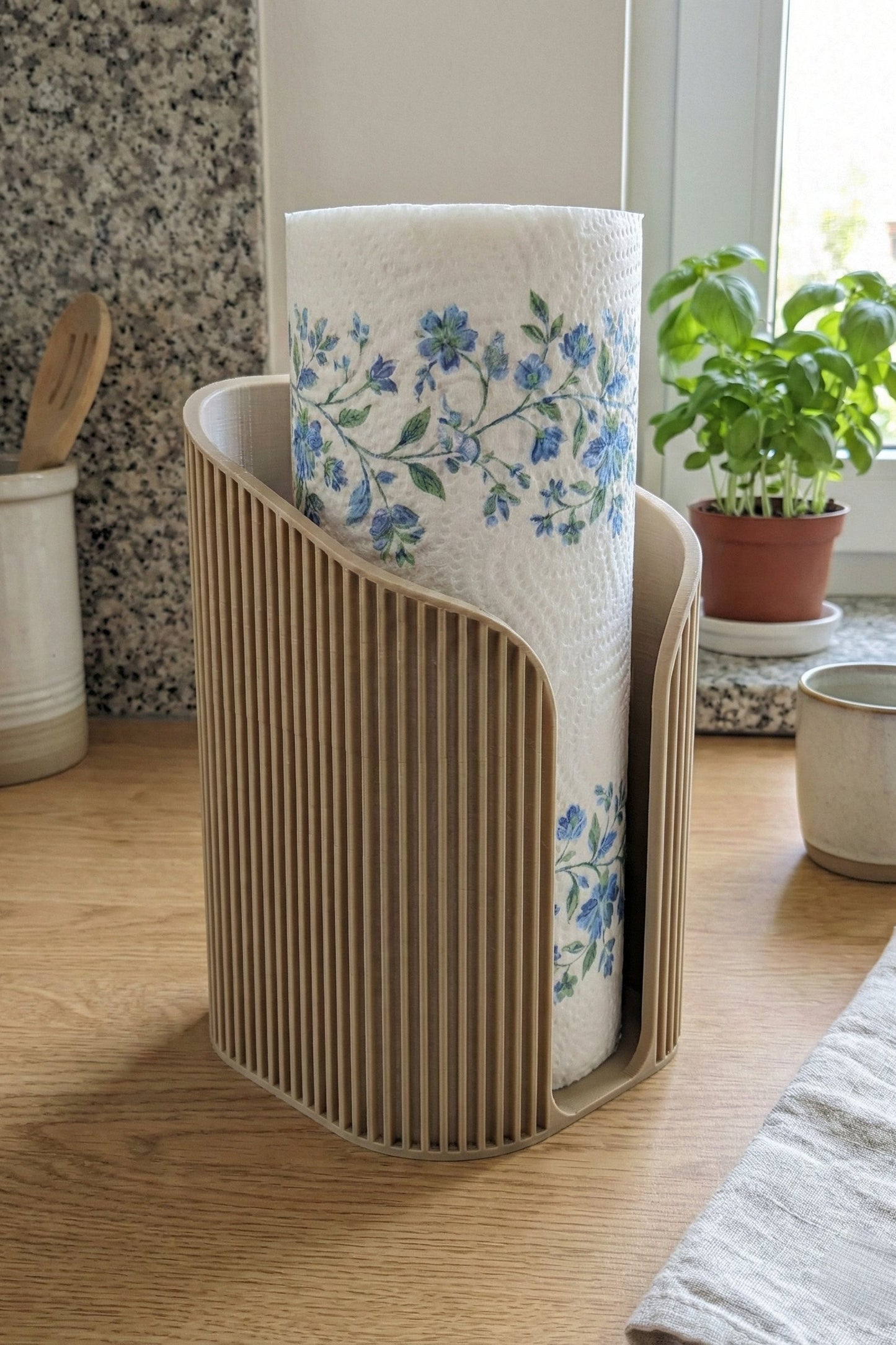 Køkkenrulleholder med ribbet design står stabilt på køkkenbænken