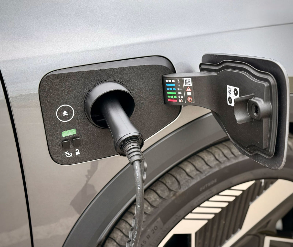 Ladeport-Abdeckung für Mitsubishi Eclipse Cross PHEV