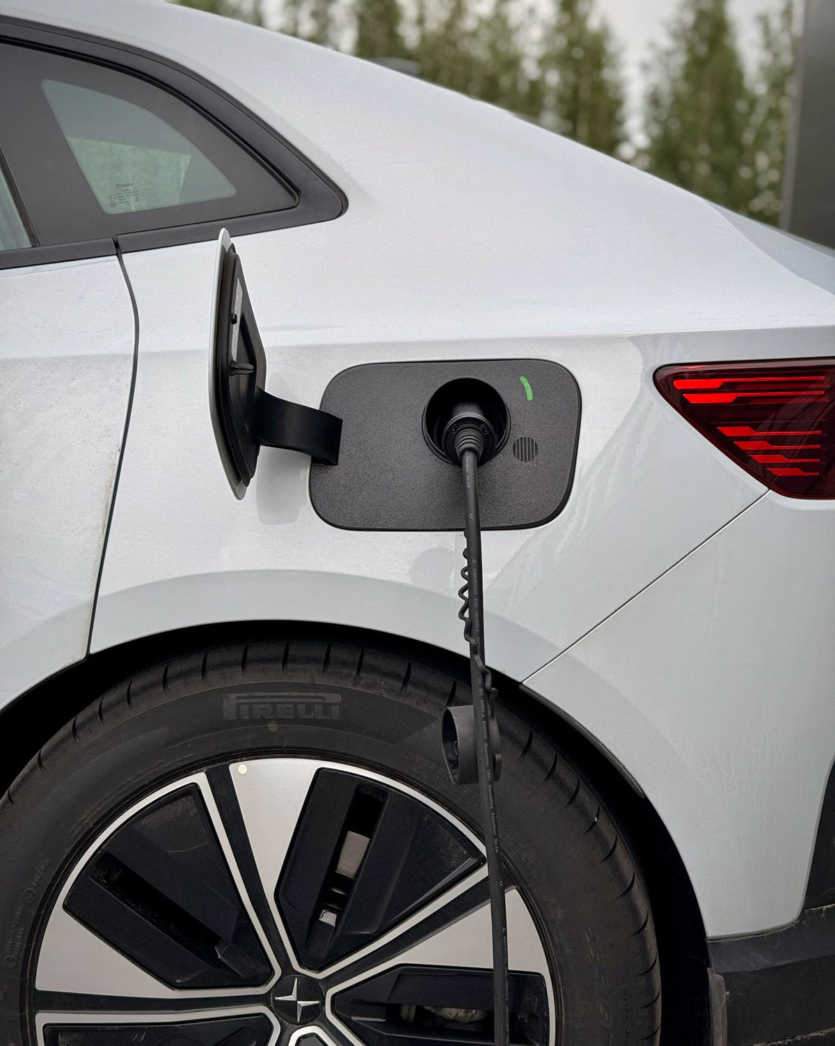 Ladeport-Abdeckung für Polestar 4