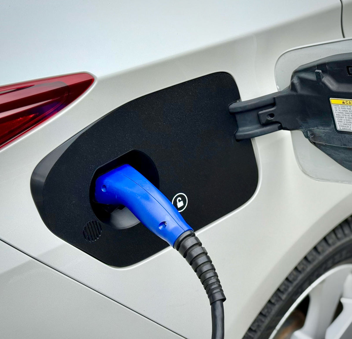 Ladeport-Abdeckung für Toyota Prius Plug-in (ZVW50)