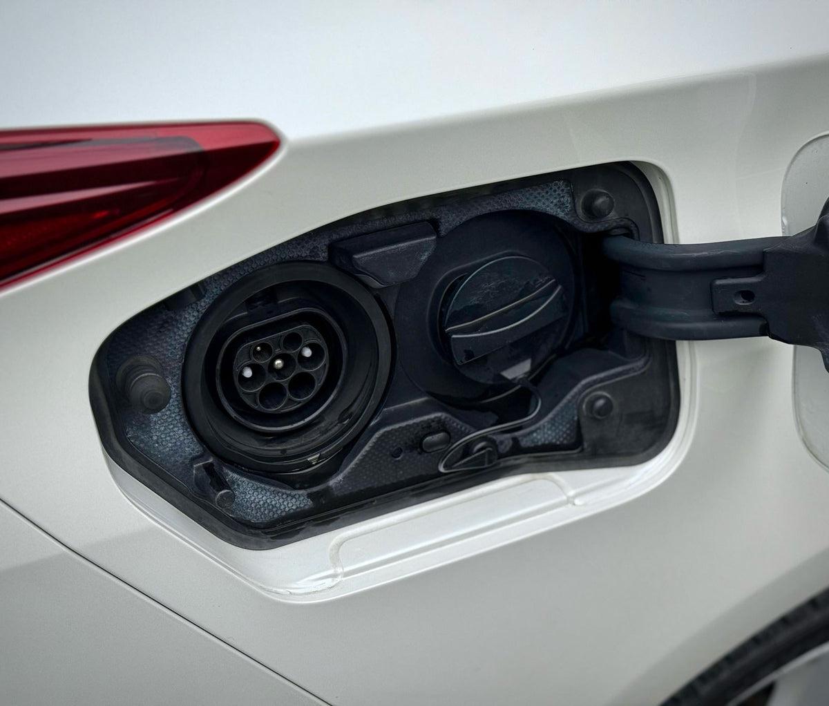 Ladeport-Abdeckung für Toyota Prius Plug-in (ZVW50)
