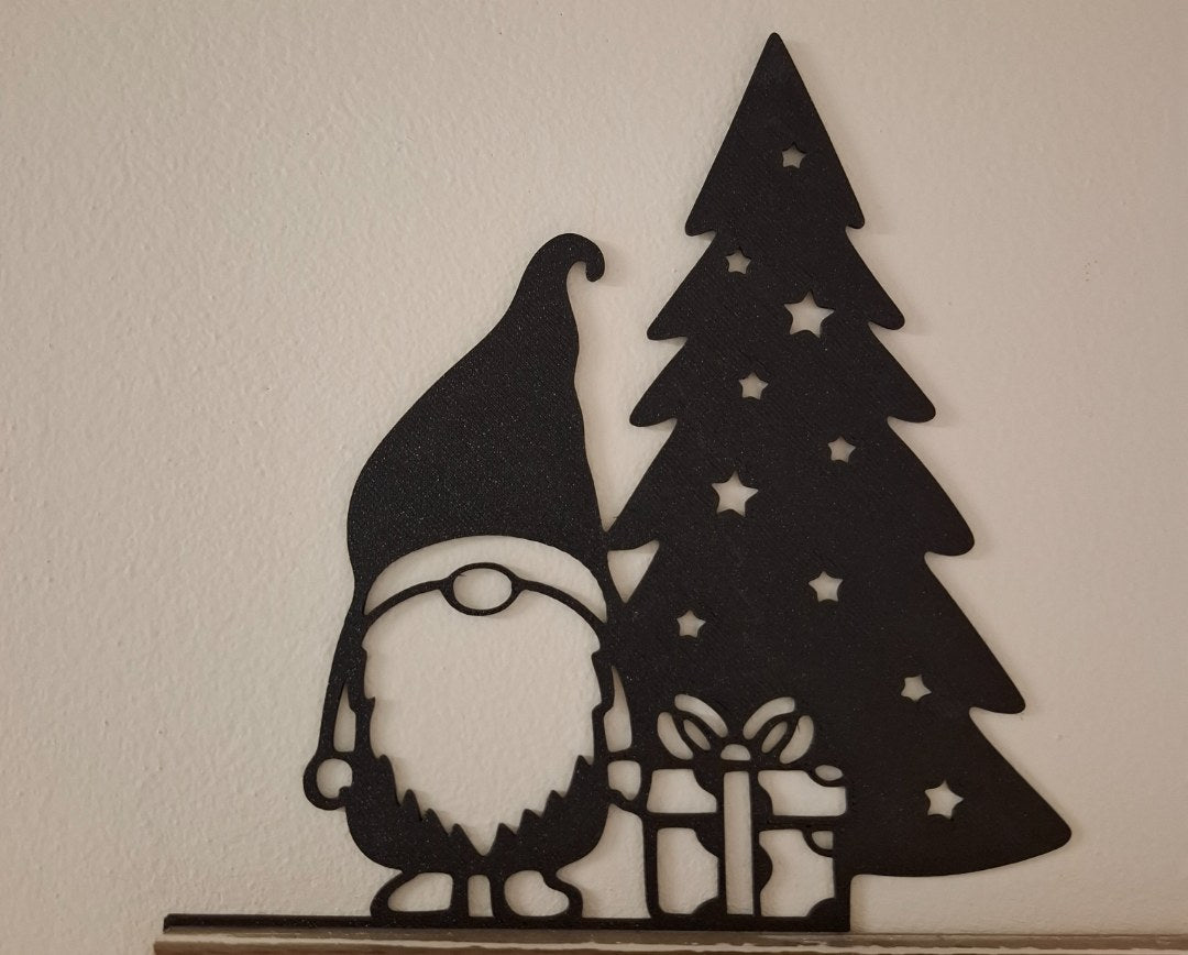Wichtelfigur mit Geschenk am Weihnachtsbaum