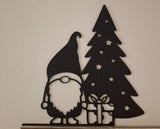 Wichtelfigur mit Geschenk am Weihnachtsbaum