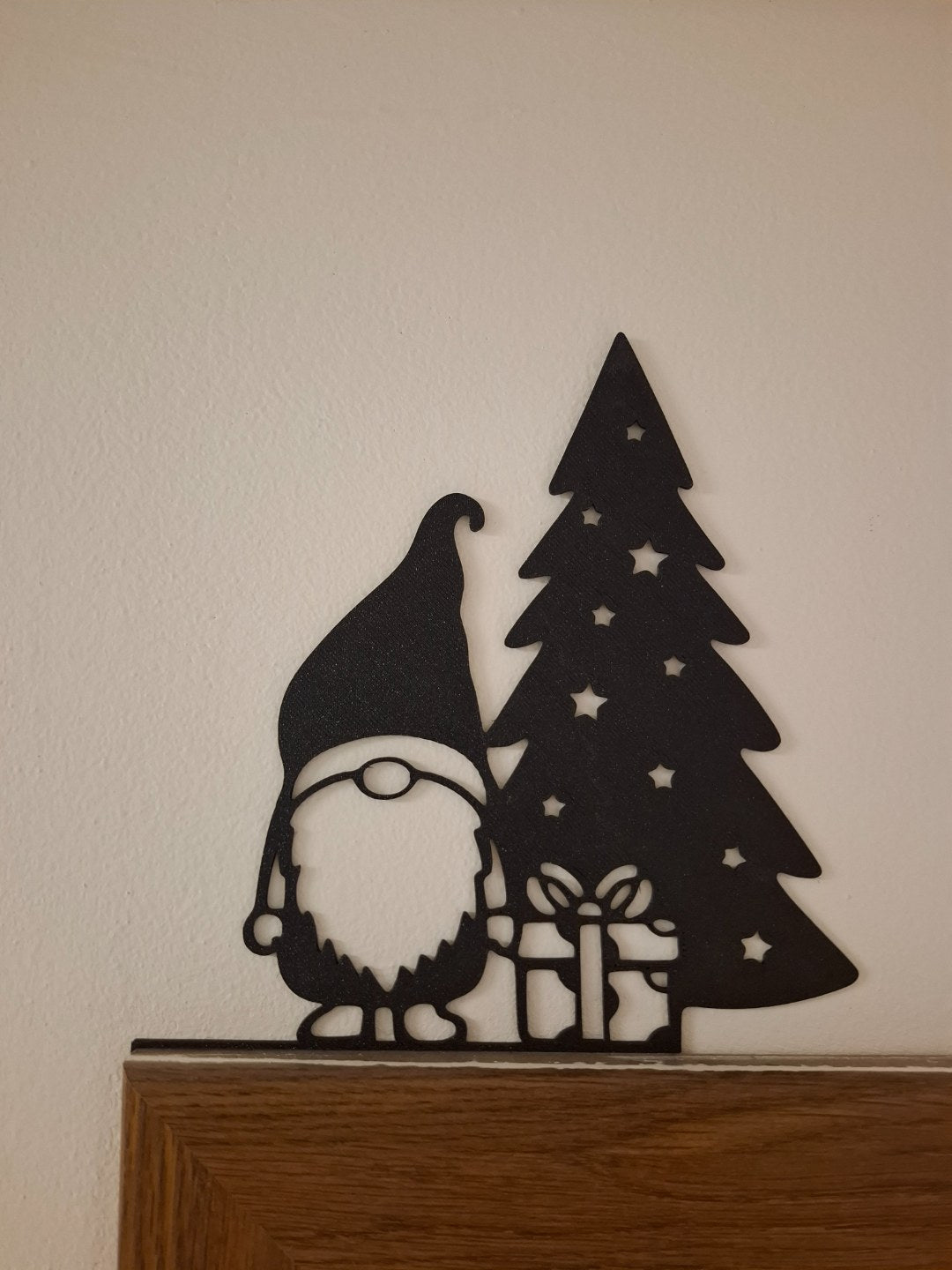 Wichtelfigur mit Geschenk am Weihnachtsbaum