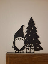 Wichtelfigur mit Geschenk am Weihnachtsbaum