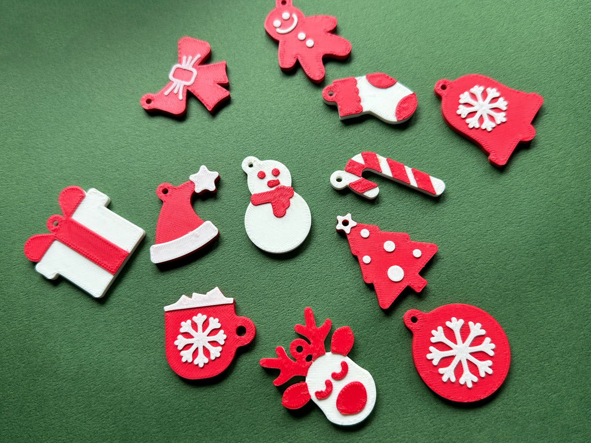 Zwölf Schlüsselanhänger mit Weihnachtsmotiven