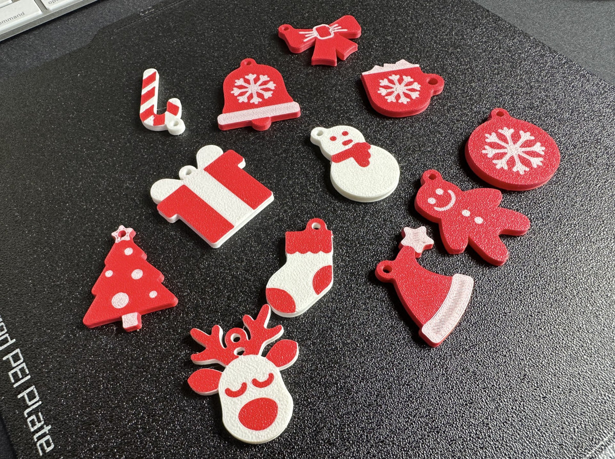 Zwölf Schlüsselanhänger mit Weihnachtsmotiven