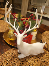 Sitzende Rentierfigur als Weihnachtsdeko