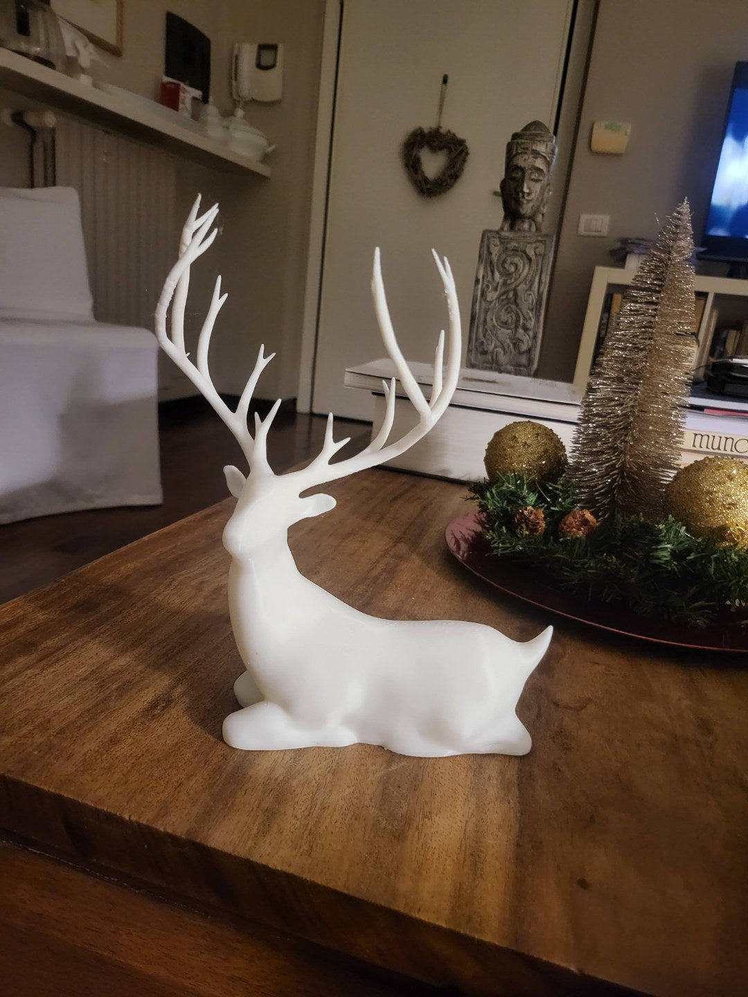 Sitzende Rentierfigur als Weihnachtsdeko