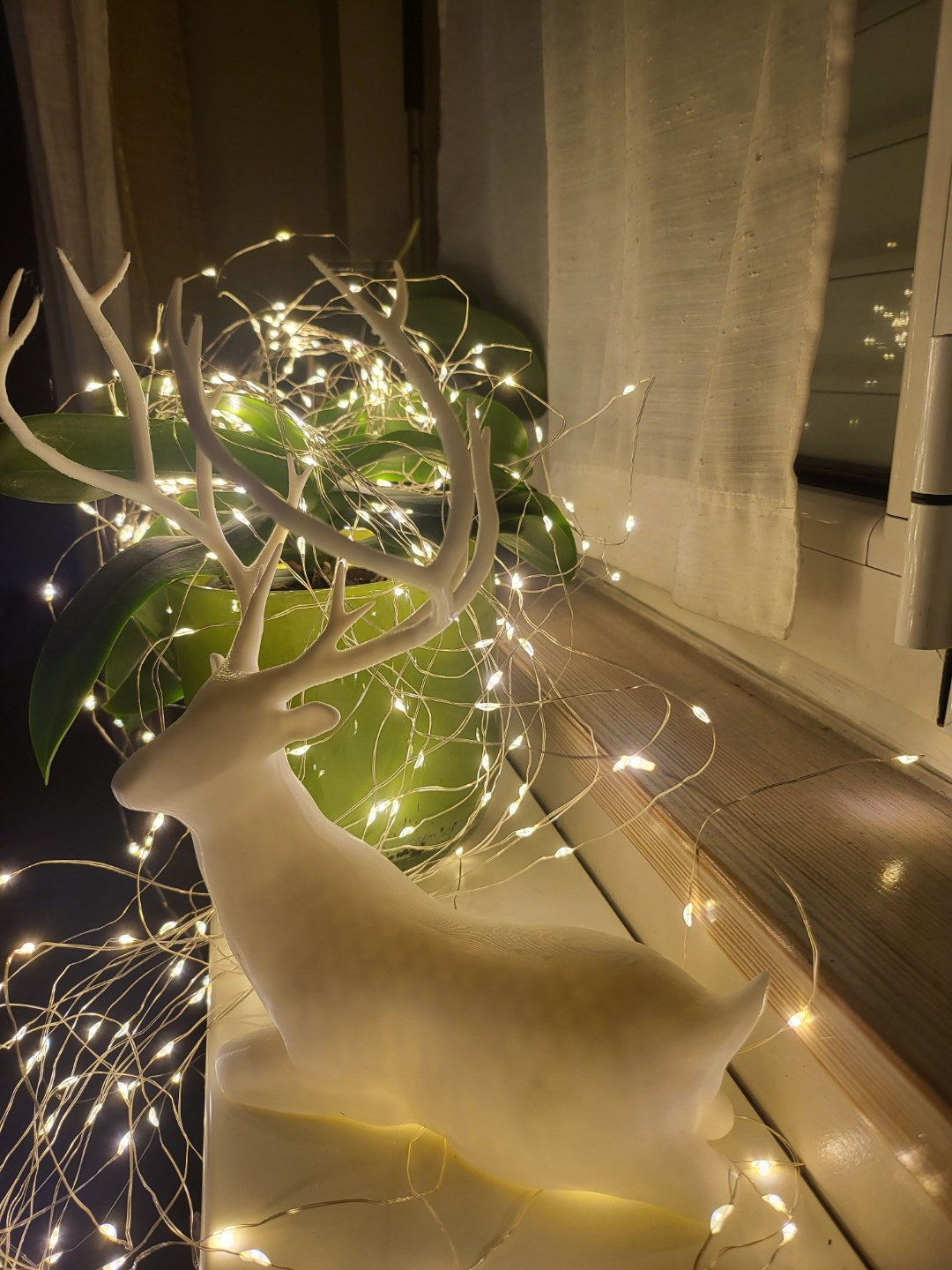 Sitzende Rentierfigur als Weihnachtsdeko