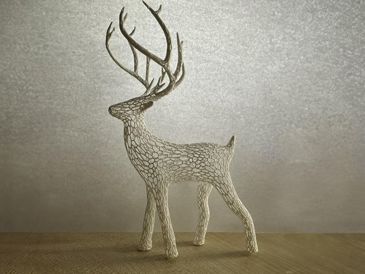 Rentierfigur mit Voronoi-Muster für Weihnachten